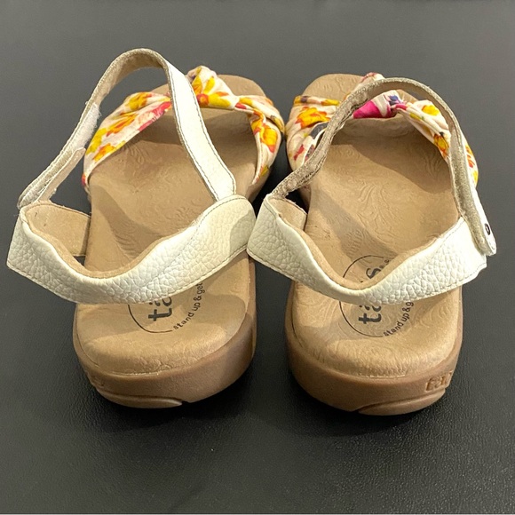 Taos White Floral Sandals Size 8 Like New - Picture 7 of 12